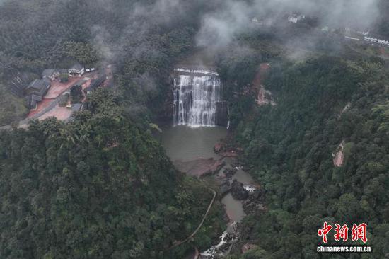 2月1日，航拍位于贵州省赤水市两河口镇的赤水丹霞旅游区大瀑布。大瀑布高76米，宽80米，是中国丹霞第一瀑、长江水系第一大瀑布，也是世界丹霞地貌上最大的瀑布。（无人机照片）中新社记者 瞿宏伦 摄