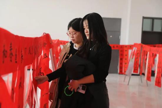 市民参观作品。阿的拉 摄