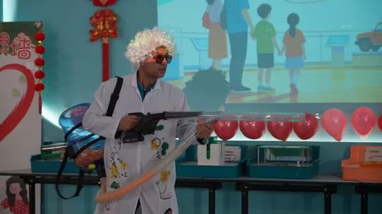 科技馆工作人员现场演示乒乓球机关枪科普实验。努尔古再丽 摄