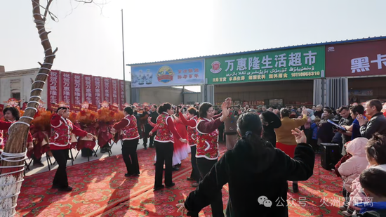 便民超市开业，欢快的锣鼓吸引了各族群众。李双应 摄