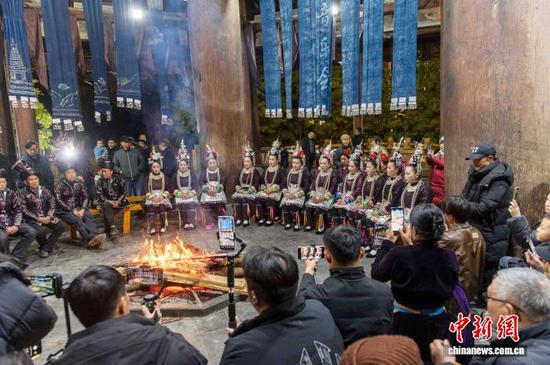 1月31日晚，来自贵州省从江县丙妹镇大榕村的侗族同胞在鼓楼里唱侗族大歌。当日，从江县在从江鼓楼内举行“鼓楼音乐会”迎新春活动，侗族同胞与游客欢聚一堂，在多耶舞的欢快步伐与侗族大歌的清澈和声中，共迎新春佳节。侗族大歌是侗族多声部民间合唱形式，2009年被列入联合国教科文组织人类非物质文化遗产代表作名录。吴德军 摄