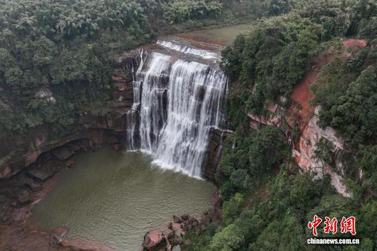 2月1日，航拍位于贵州省赤水市两河口镇的赤水丹霞旅游区大瀑布。大瀑布高76米，宽80米，是中国丹霞第一瀑、长江水系第一大瀑布，也是世界丹霞地貌上最大的瀑布。（无人机照片）中新社记者 瞿宏伦 摄