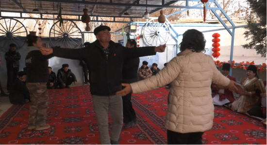 村民们翩翩起舞，将新时代农民的幸福生活展现得淋漓尽致。