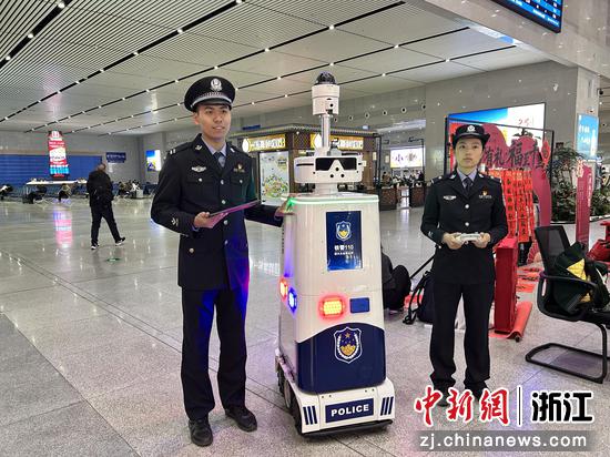 2月2日,智能巡逻机器人正在工作。绍兴站派出所 供图 2月2日,智能巡逻机器人正在工作。绍兴站派出所 供图