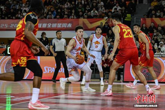 图为北区明星队李佳辉（白衣）持球进攻。中新社记者 瞿宏伦 摄
