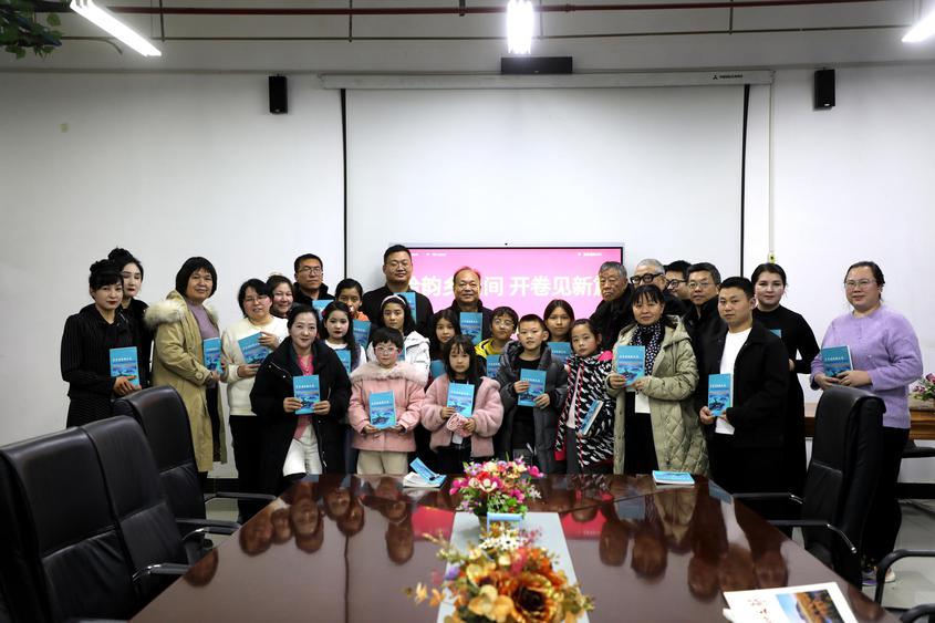 莎车县举行“拾韵乡土间 开卷见新章”本土诗歌散文选发布会