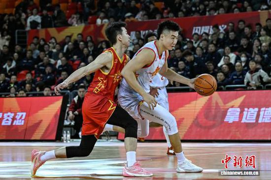 图为北区明星队满奕呈（白衣）在比赛中。中新社记者 瞿宏伦 摄