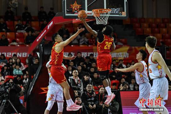 图为南区明星队格洛弗（红衣）上篮。中新社记者 瞿宏伦 摄