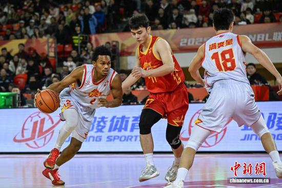 图为北区明星队霍尔德（白衣）持球进攻。中新社记者 瞿宏伦 摄