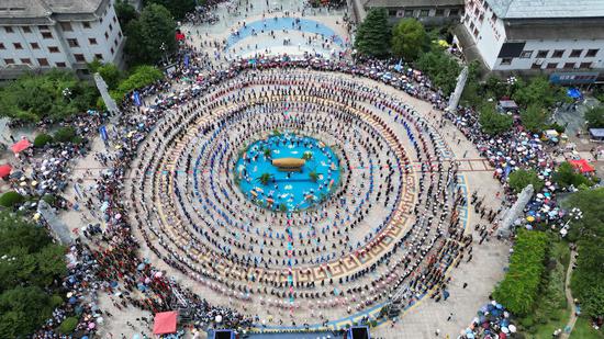 “六月六”仰阿莎文化节万人水鼓舞俯瞰图。剑河融媒供图