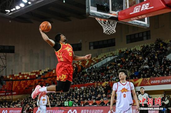 2月1日晚，在2025-2026NBL联赛全明星正赛中，南区明星队球员尼文·格洛弗扣篮。　中新社记者 瞿宏伦 摄