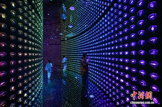 1月30日，天津，观众在“未来海洋”展厅参观生物基因库。当日，位于天津滨海新区的国家海洋博物馆“未来海洋”展厅正式向公众开放。展厅设置了深蓝召唤、时空切片、深海下潜仓、深海空间站、生物基因库、海底隧道、深海交通站、浮冰剧场等主题展区，以沉浸式与交互式科技手段，为观众呈现出未来海洋探索与开发的科幻景象。中新社记者 佟郁 摄