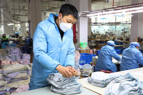 工人在贵州棉云科技有限公司生产车间打包。王猛 摄 工人在贵州棉云科技有限公司生产车间打包。王猛 摄