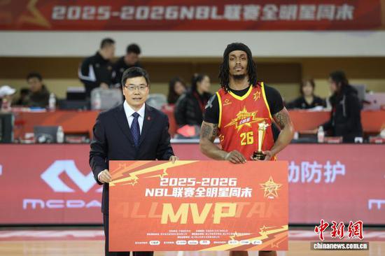 图为南区明星队格洛弗（红衣）获本场比赛MVP（最有价值球员）。中新社记者 瞿宏伦 摄
