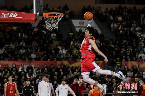 图为来自遵义市男子篮球代表队的外卡参赛选手宋浪在扣篮大赛中。中新社记者 瞿宏伦 摄