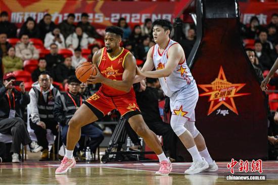 图为南区明星队阿诺斯克（红衣）进攻受阻。中新社记者 瞿宏伦 摄