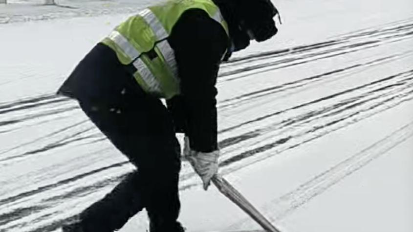 新疆乌恰:交警破冰除雪保畅通 新疆乌恰:交警破冰除雪保畅通