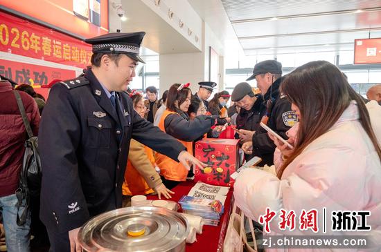 2月2日,民警为旅客提供服务。余姚站派出所 供图 2月2日,民警为旅客提供服务。余姚站派出所 供图