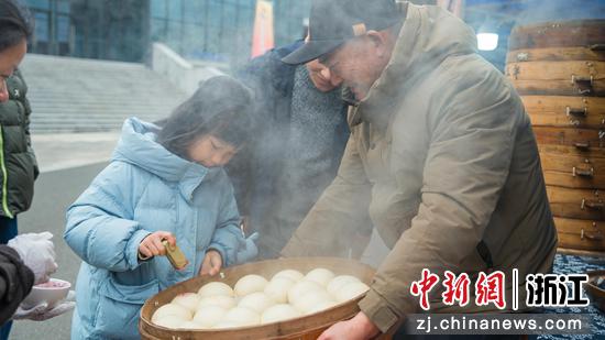 小朋友用青田石雕刻章在大源馒头上印字样。&nbsp;主办方&nbsp;供图
