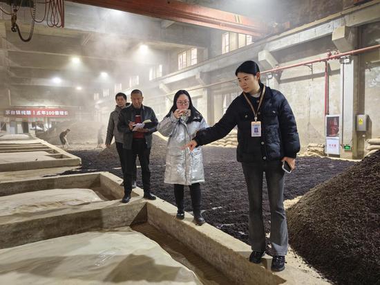 核查小组清点窖池数量