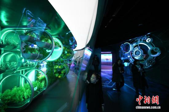 1月30日，天津，观众在“未来海洋”展厅参观立体海藻生成器。当日，位于天津滨海新区的国家海洋博物馆“未来海洋”展厅正式向公众开放。展厅设置了深蓝召唤、时空切片、深海下潜仓、深海空间站、生物基因库、海底隧道、深海交通站、浮冰剧场等主题展区，以沉浸式与交互式科技手段，为观众呈现出未来海洋探索与开发的科幻景象。中新社记者 佟郁 摄