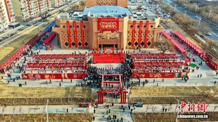 （新春走基层）新疆吐鲁番市年货大集红火开集