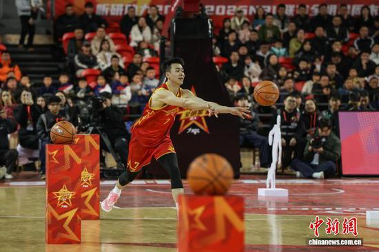 图为贵州猛龙队林树森在技巧挑战赛中。中新社记者 瞿宏伦 摄