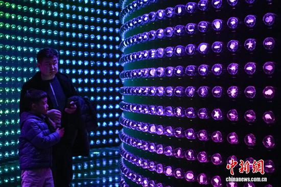 1月30日，天津，观众在“未来海洋”展厅参观生物基因库。当日，位于天津滨海新区的国家海洋博物馆“未来海洋”展厅正式向公众开放。展厅设置了深蓝召唤、时空切片、深海下潜仓、深海空间站、生物基因库、海底隧道、深海交通站、浮冰剧场等主题展区，以沉浸式与交互式科技手段，为观众呈现出未来海洋探索与开发的科幻景象。中新社记者 佟郁 摄