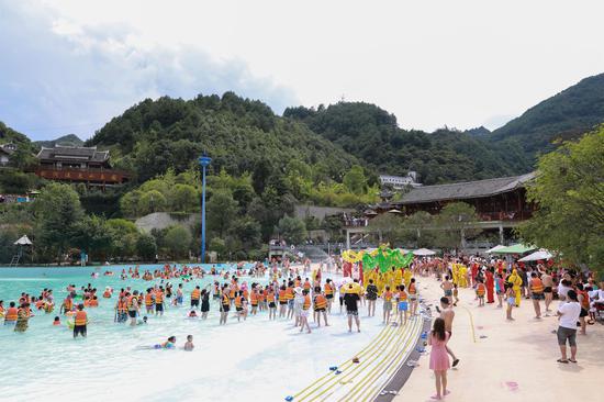 游客们在剑河仰阿莎温泉小镇尽情游玩2。剑河融媒供图