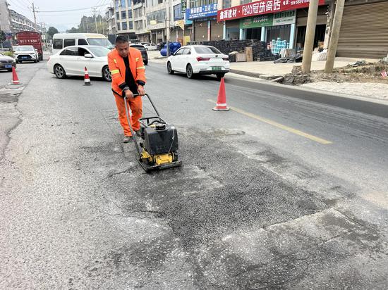 修补路面裂缝