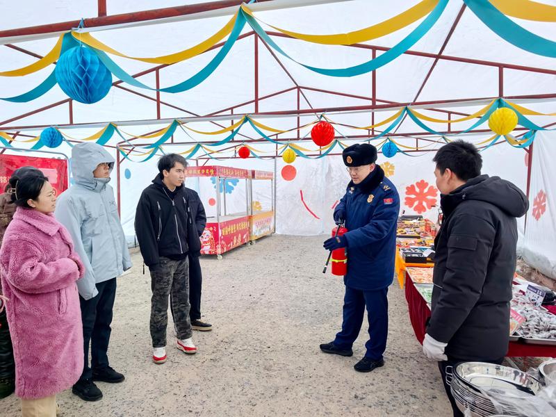 图为消防人员向活动运营方、各商户工作人员讲解火灾防控核心要点。洪文乐