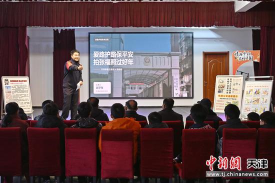 图为北京铁路公安局天津公安处永清站派出所民警走进乡村，为村民拍福照、贺新春。（北京铁路公安局天津公安处供图）