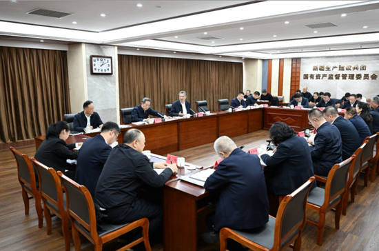 2月2日，自治区党委副书记、兵团党委书记、政委何忠友在兵团国资委调研并座谈。兵团日报全媒体记者 张鑫 摄