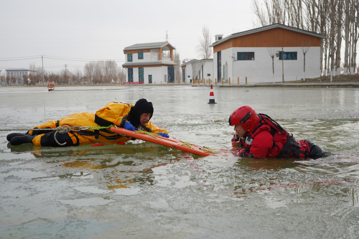 新疆阿克苏：开展冰上救援实战演练 爬冰卧雪砺精兵