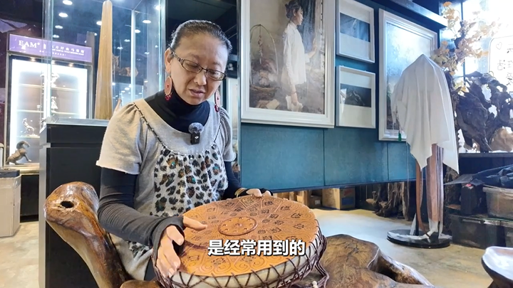 （侨乡故事）新疆皮雕：刻刀下的多民族文化交融