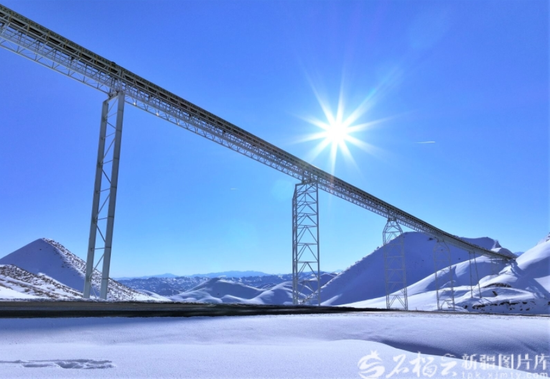 2月1日，位于呼图壁县石梯子哈萨克族乡的呼图壁县输煤廊道工程。借助这条空中“绿色通道”，天山深处的煤炭运输实现了“运煤不见煤、煤从空中走”。程勇摄