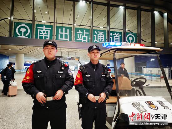 图为北京铁路公安局天津公安处天津西站派出所民警在出站口执勤巡逻。（北京铁路公安局天津公安处供图）