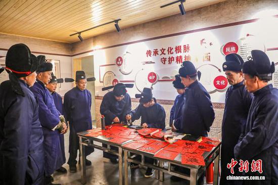 2月2日，贵州省铜仁市石阡县，“春官”在印春贴。夏磊 摄