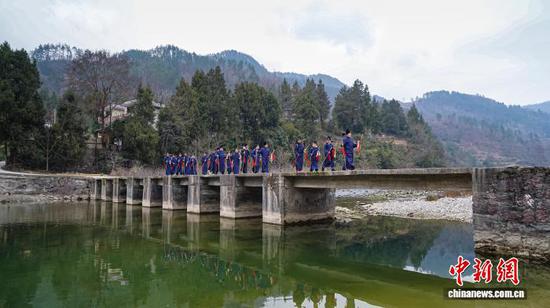 2月2日，贵州省铜仁市石阡县，部分“春官”走村入户去“说春”。夏磊 摄