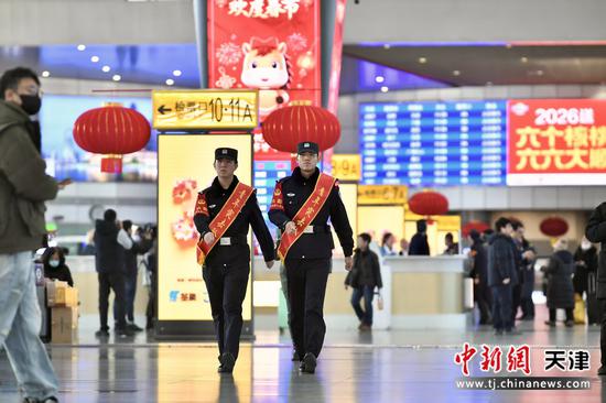 图为北京铁路公安局天津公安处天津站派出所青年突击队民警在车站候车大厅执勤巡逻。（北京铁路公安局天津公安处供图）