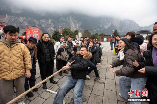 图为村民在进行拔河比赛。史开心 摄