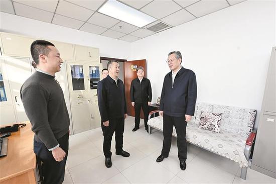 二月三日，自治区党委副书记、兵团党委书记、政委何忠友在兵团教育局调研。这是何忠友走进有关处室，了解思想政治教育等工作。 兵团日报全媒体记者 张鑫 摄