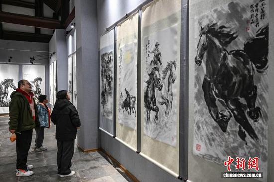 图为展览吸引参观者。中新社记者 瞿宏伦 摄