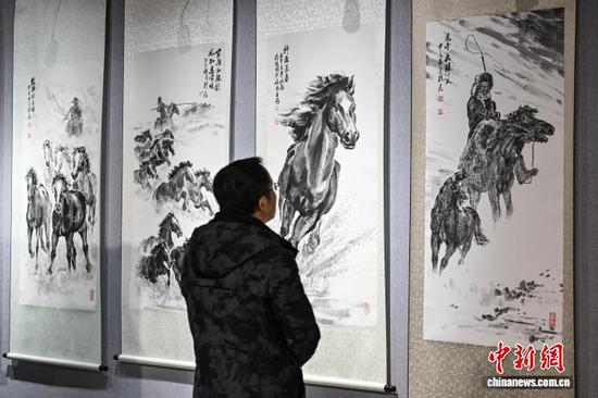 图为展览吸引参观者。中新社记者 瞿宏伦 摄