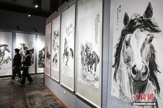 图为展览吸引参观者。中新社记者 瞿宏伦 摄