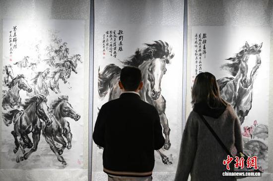 图为展览吸引参观者。中新社记者 瞿宏伦 摄