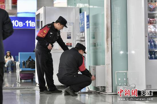 图为北京铁路公安局天津公安处天津站派出所民警对车站内设施进行检查。（北京铁路公安局天津公安处供图）