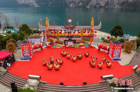 2月3日，地处乌江干流六冲河畔的贵州省黔西市新仁苗族乡化屋村同心广场上，一台以“非遗＋民俗”为核心的特色“村晚”精彩上演，村民以多姿多彩的民俗歌舞和趣味十足的民俗活动，喜迎即将到来的马年新春。史开心 摄