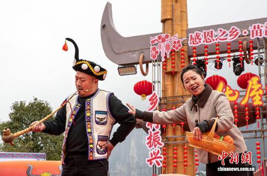 图为村民在台上表演小品。史开心 摄