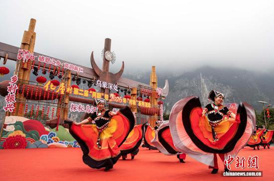 图为村民在表演民俗舞蹈。史开心 摄